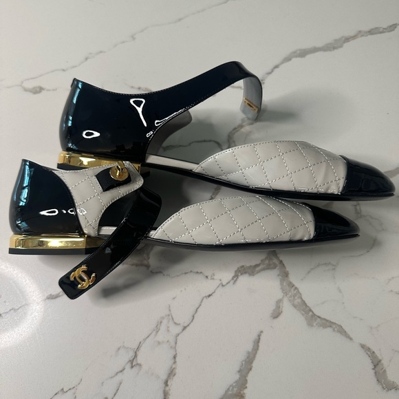 Chanel Interlocking CC Logo Leather Flats - Picture 5 of 9